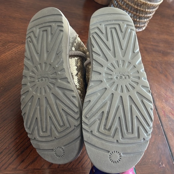 Gold Women’s UGH Classic Short Sequin Boots in size 8 - Picture 7 of 10